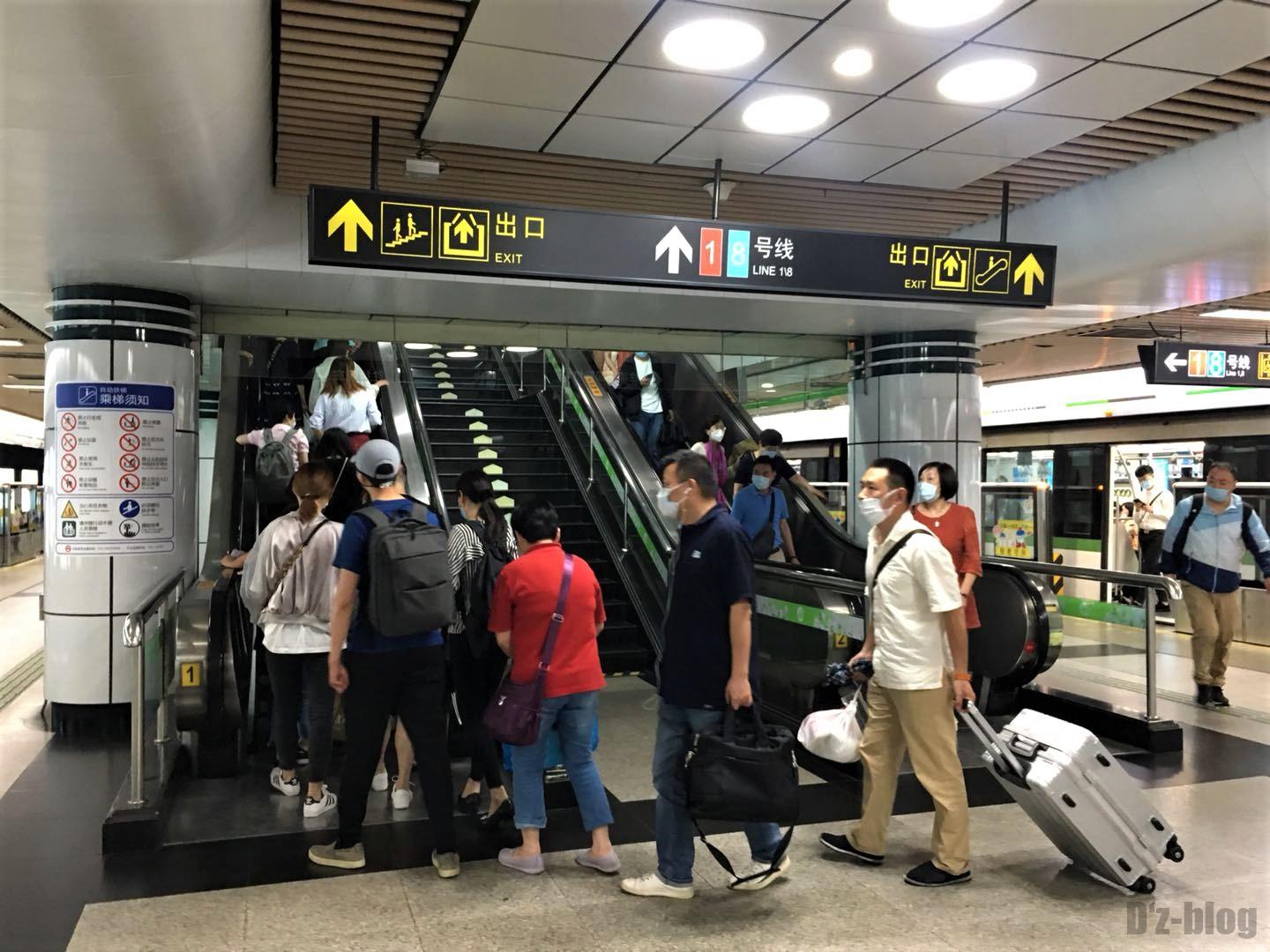 上海地下鉄　乗り換えのエスカレーター