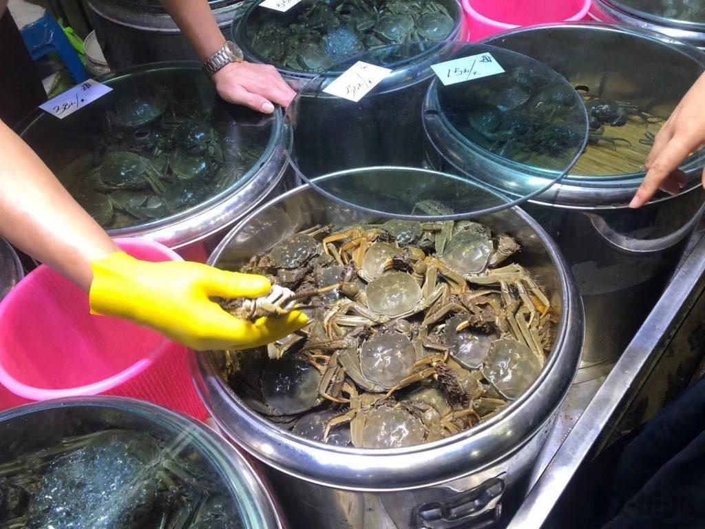市場の上海蟹