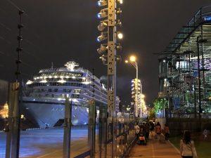 北外灘濱江緑地の夜景と大型船
