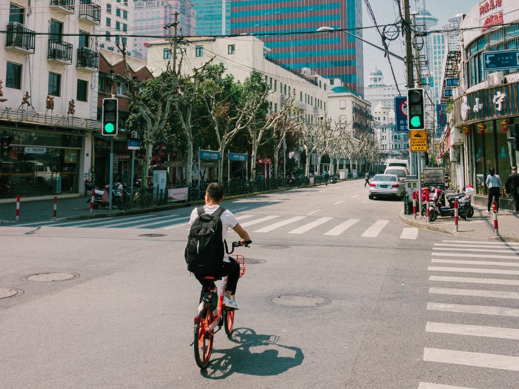 上海の街を自転車